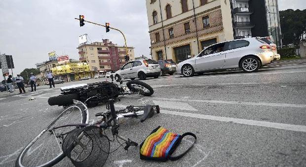 La vita difficile e pericolosa dei ciclisti sulle strade: uno schianto al giorno