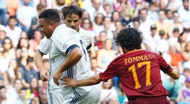 Real-Roma, in campo le vecchie glorie: vince il Madrid 4-0. Ovazione per Ronaldo il "Fenomeno"