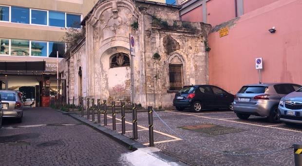 Degrado a Napoli: l'ascensore fantasma di Pizzofalcone abbandonato da 50 anni tra degrado, rimpianti e polemiche