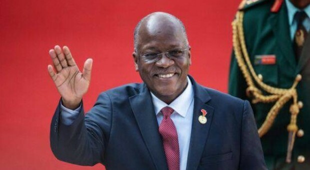 Il Covid? «Bastano erbe e vapore, niente mascherine». Il presidente della Tanzania Magufuli muore contagiato