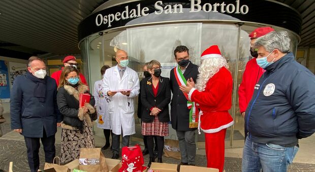 Babbo Natale è arrivato al San Bortolo di Vicenza per donare regali ai bimbi della pediatria
