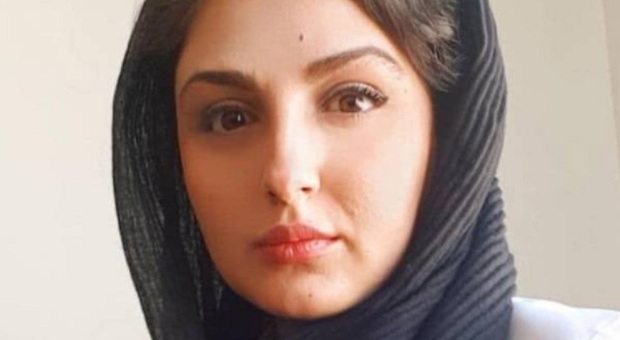 Iran, uccisa Aida Rostami: era la dottoressa che curava i manifestanti feriti durante le proteste. Aveva 36 anni
