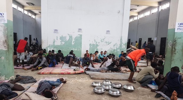 Migranti, Minniti: l'accoglienza ha un limite. Libia, l'Onu apre ad Haftar