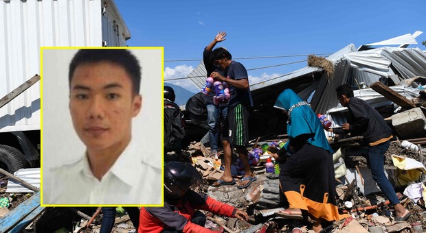 Terremoto in Indonesia, l'eroe alla torre di controllo: fa decollare l'aereo e salva i passeggeri, poi muore