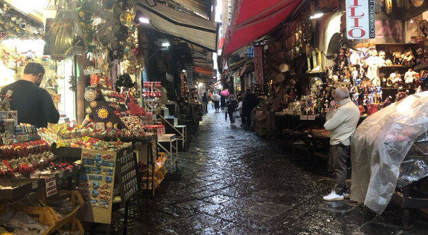 Napoli zona arancione, il maltempo rovina la riapertura delle botteghe di Natale a San Gregorio Armeno