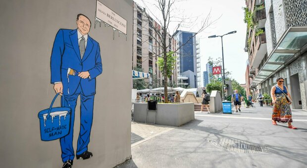 Berlusconi, già imbrattato (dopo solo 24 ore) il murales appena dipinto Milano: scritte ingiuriose contro il Cav