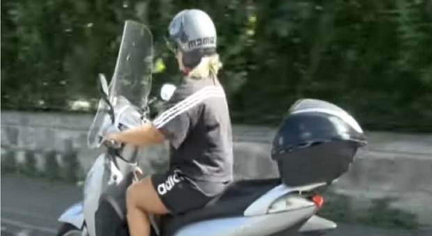 Da Salerno a Cuneo, Stefania fa 900 km in scooter per firmare il contratto a tempo indeterminato a scuola