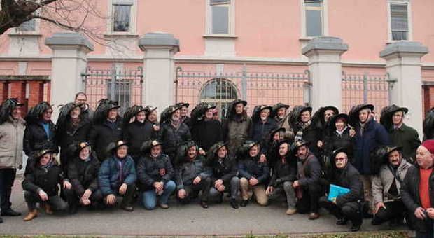 PORDENONE - Bersaglieri posano per la foto ricordo davanti alla Martelli (Pressphoto)
