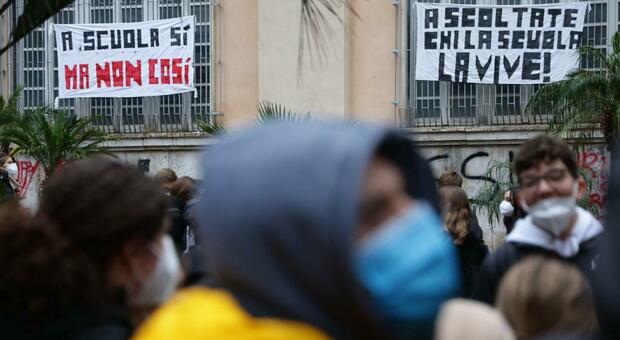 Scuole aperte in Campania, è rivolta alle superiori: «Rischio contagi alto, studenti in sciopero»