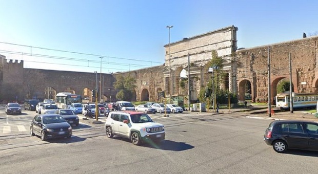 Roma, a Porta Maggiore degenera una lite per la viabilità: calci e pugni tra le auto