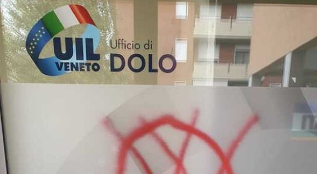 Imbrattate due sedi della Uil in Veneto con scritte No vax