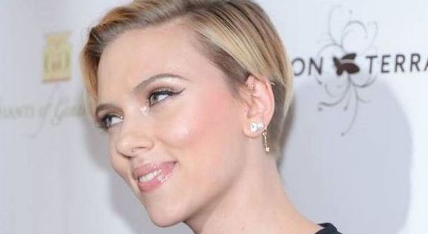 Il pop sexy e scherzoso di Scarlett Johansson: il debutto da leader di una band tutta femminile