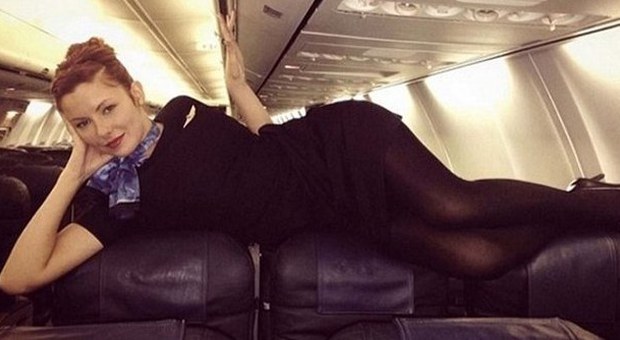 Selfie ad alta quota: ecco cosa fanno le hostess quando i passeggeri non ci sono