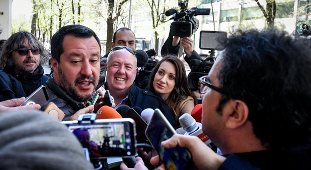 Flat tax, lite nel governo su coperture. Salvini a Lezzi: «Pensi alle Regioni». Tria: «Calino evasione e spese»