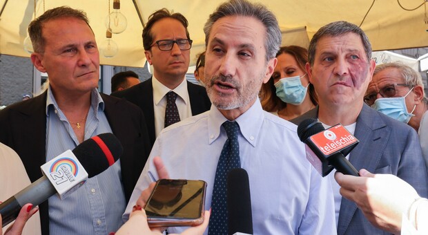 Coronavirus a Salerno, Caldoro accusa: «È fuori controllo, De Luca sottovaluta»