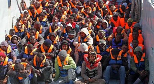 Migranti, nell'hotspot di Taranto i primi 360 naufraghi intercettati nel canale di Sicilia