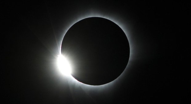 L'eclissi totale di sole e la super luna nera: spettacolo in cielo (ANSA)