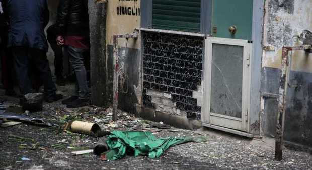 Esplosione nel cuore di Napoli: bomba carta e colpi di pistola davanti al garage