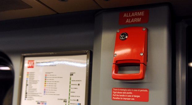 Tira il freno di emergenza in metro per nove volte in due giorni: fermato un 29enne