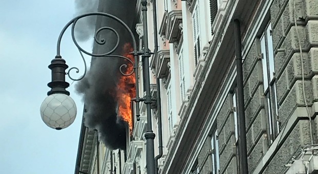 Appartamento divorato dal fuoco: un intossicato e 16 evacuati
