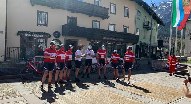 I ciclisti della Croce Rossa in piazza a Cortina D'Ampezzo