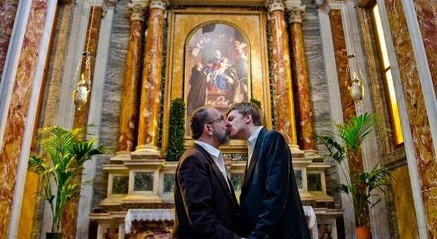 Coming out di massa di dipendenti e preti gay, chiedono al Vaticano meno discriminazioni nella Chiesa