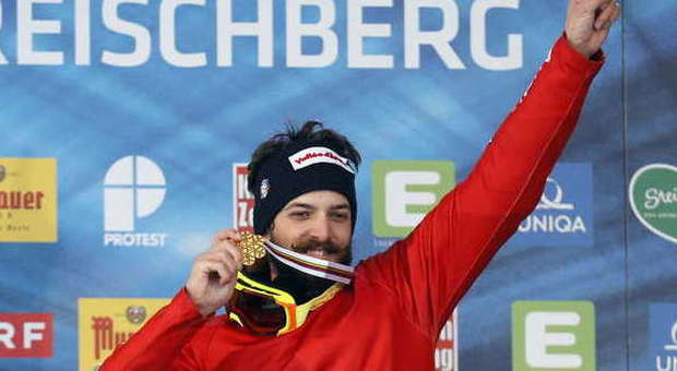 Snowboard-cross, medaglia d'oro a Luca Matteotti nei mondiali in Austria. Bronzo all'italiana Michela Moioli