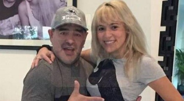 Maradona dribbla occhiaie e doppio mento: il lifting per accontentare la fidanzata
