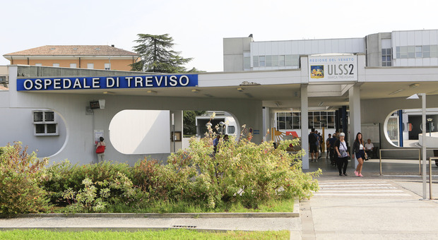 Ricoverato nel reparto di Oncologia di Treviso, il paziente regala un ecografo da 15mila euro