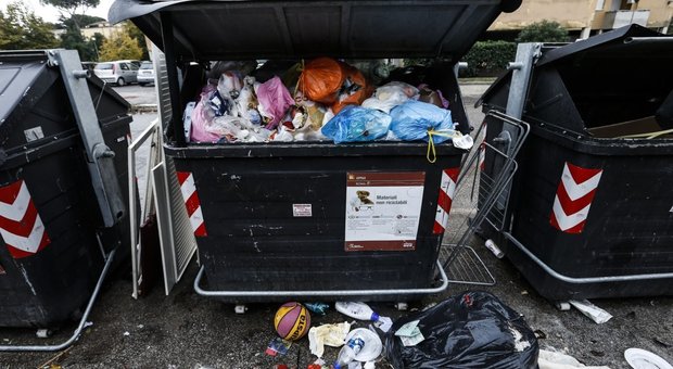 Roma, resa di Ama: «È emergenza». Da lunedì caos raccolta in strada