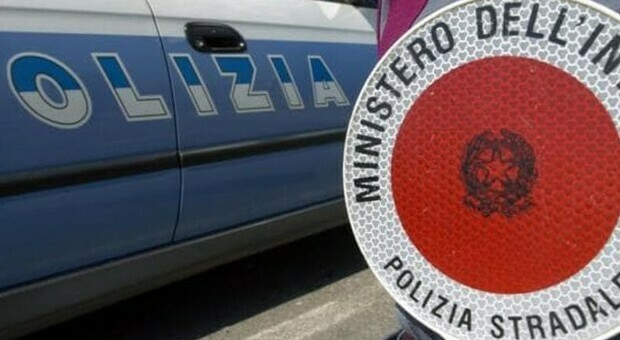 Tragedia in provincia di Arezzo: una ragazza di 27 anni è morta schiantandosi con l'auto contro un albero