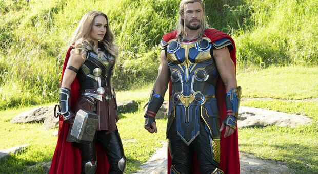 Avventure, rock, risate e Thor nudo nel nuovo film sul supereroe Marvel