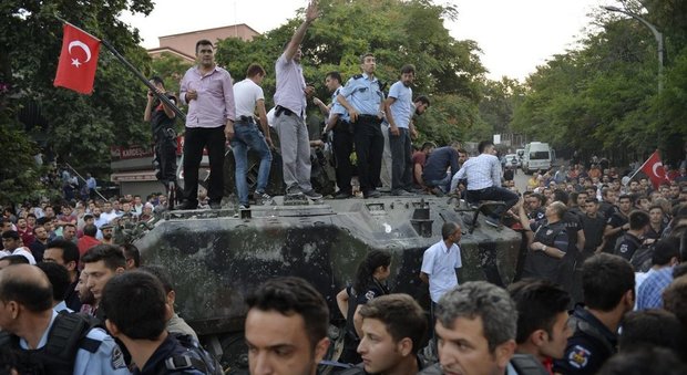 Turchia, fallito colpo di Stato: 265 morti. Erdogan: «I responsabili saranno puniti»