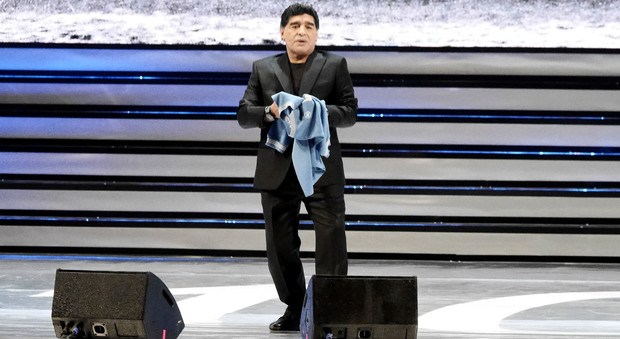 Maradona al San Carlo, show sul palco: «Napoli batterà la camorra»