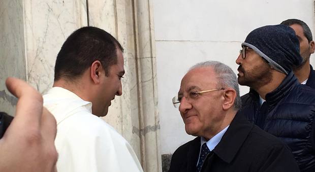 Padre Alessio Maria Romano, rettore del Santuario di Madonna dell'Arco, con il presidente Vincenzo De Luca
