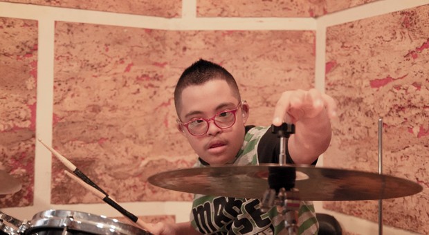 Sebastian, 12 anni, soromuto con sindrome di Down: suona la batteria e sogna di entrare nel conservatorio