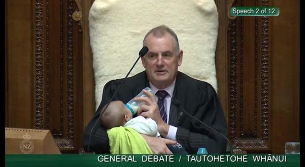Nuova Zelanda, lo speaker babysitter allatta il bebè di un collega in Parlamento