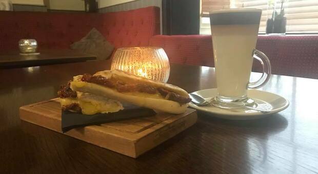 Coronavirus, menù 'Boris' con hot dog e patatine a 2 euro: così il pub affronta la crisi