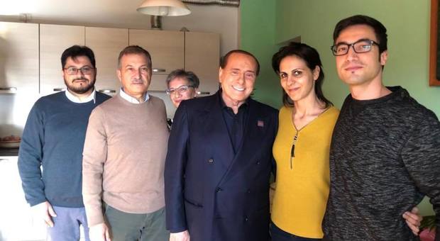 Berlusconi, il ritorno all'Aquila dopo tremila giorni tra spadoni, balconi e gag