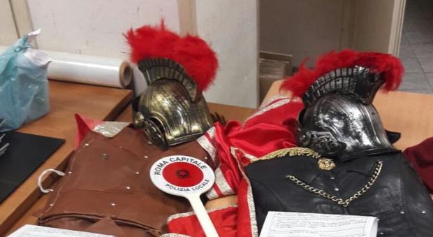 Roma, vestiti da centurioni chiedevano denaro ai turisti: multati per 400 euro