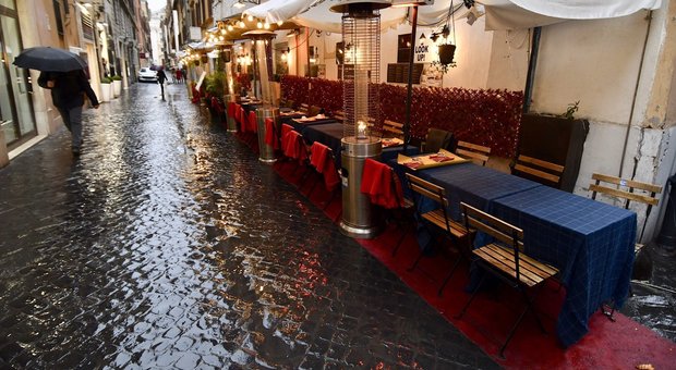 Roma, i tavoli vuoti di un ristorante in centro