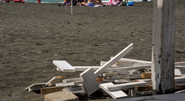 Le paline distrutte il 14 giugno sulla spiaggia Ex Amanusa