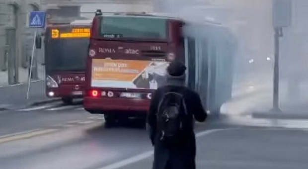Roma, scatta l'anti-incendio sul bus: panico in via del Tritone. A Termini brucia l'hotel