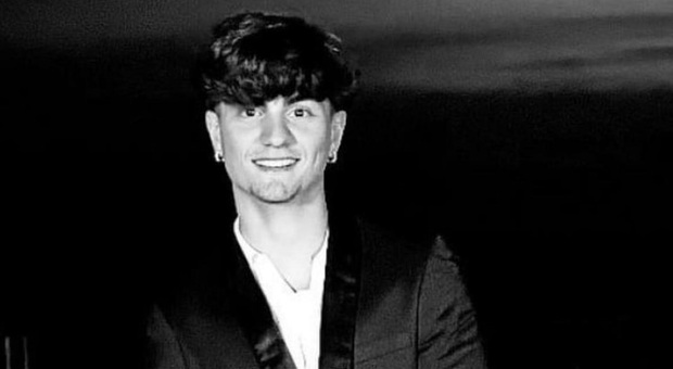Perde il controllo dello scooter e si schianta contro lo spartitraffico, Ottavio morto a 19 anni nell'incidente