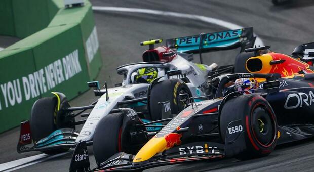 Hamilton e Verstappen in lotta alla prima curva del Gran Premio d'Olanda a Zandvoort