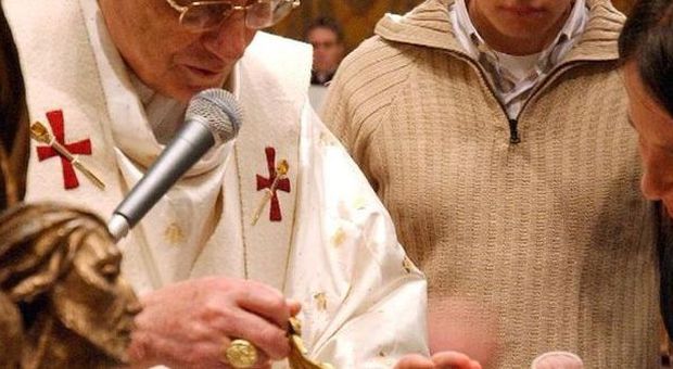 Papa Ratzinger al fonte battesimale