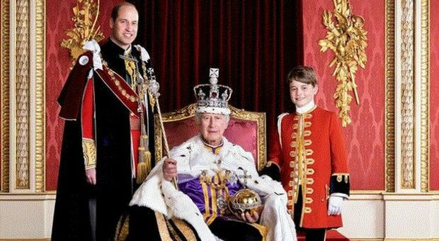 Re Carlo, William e il principe George: i ritratti ufficiali dopo l'incoronazione. Ecco chi fa parte della nuova (e più snella) famiglia reale
