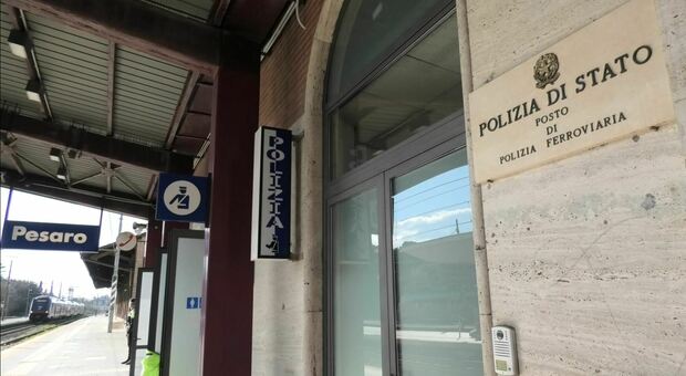 Vende alla stazione dei treni di Pesaro una bici rubata