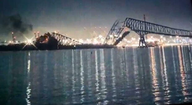 Ponte di Baltimora, perché è crollato: «Effetto domino dopo l'urto della nave, con i ponti di oggi non accadrebbe»