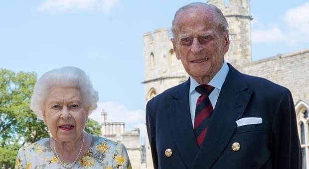 Il principe Filippo compie 99 anni, i festeggiamenti in lockdown a Windsor (e con i nipoti su Zoom)